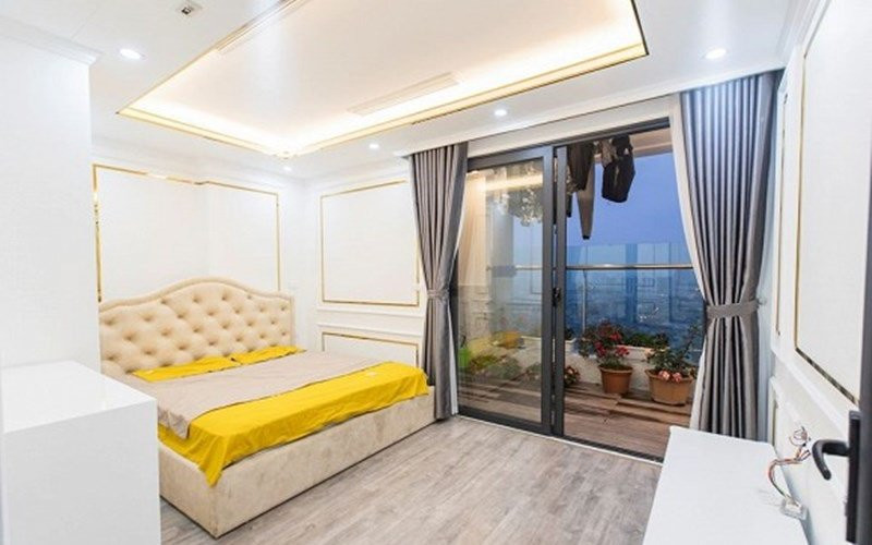 Phòng ngủ của 2 vợ chồng cũng có tông màu vàng - trắng hợp với màu chủ đạo của nhà.