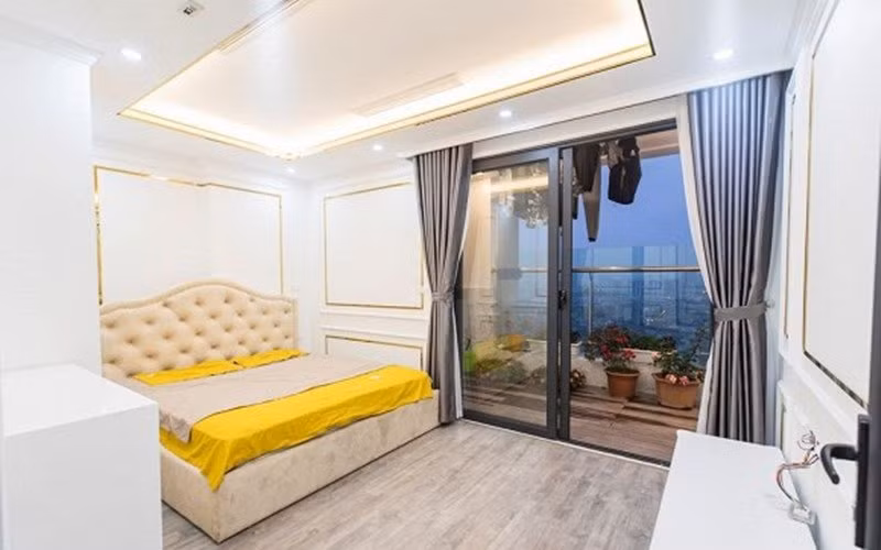 Phòng ngủ của 2 vợ chồng cũng có tông màu vàng - trắng hợp với màu chủ đạo của nhà.