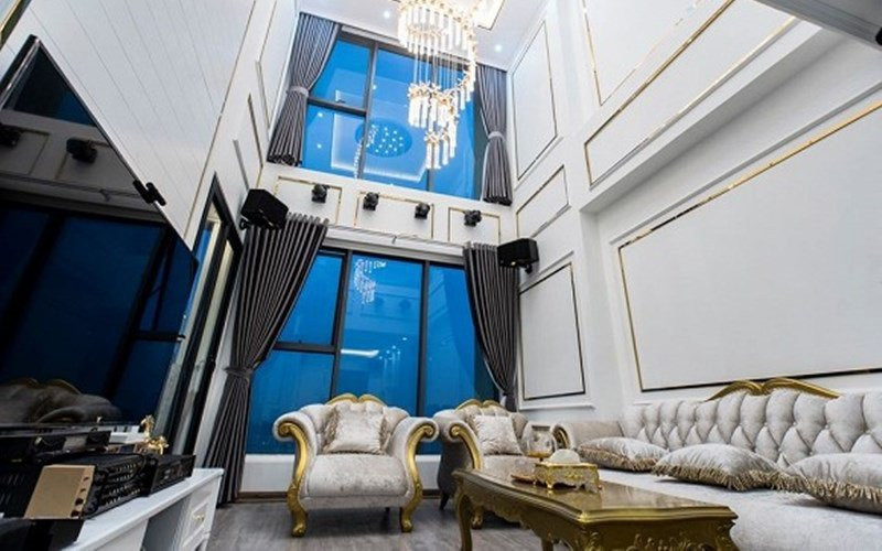 Căn nhà được trang trí theo phòng cách hoàng gia, châu Âu với tông màu chủ đạo là trắng - vàng, tạo vẻ xa hoa. Chất liệu kính được tận dụng làm không gian nhà thêm mở rộng.