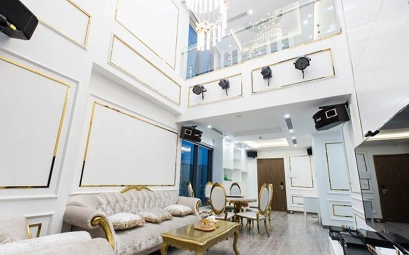 Phòng khách được thiết kế thông tầng, phần giật cấp được thay thế bằng chiếc đèn chùm sang trọng. Không gian nhà như rộng gấp đôi với mẫu thiết kế này.