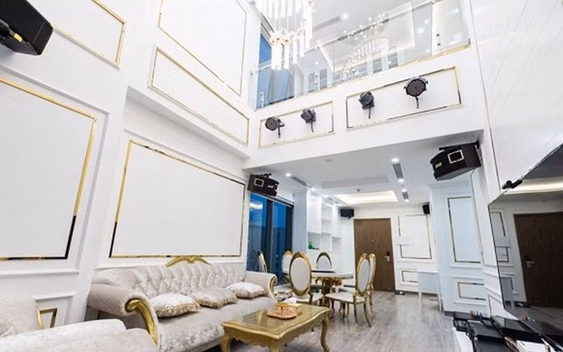 Phòng khách được thiết kế thông tầng, phần giật cấp được thay thế bằng chiếc đèn chùm sang trọng. Không gian nhà như rộng gấp đôi với mẫu thiết kế này.