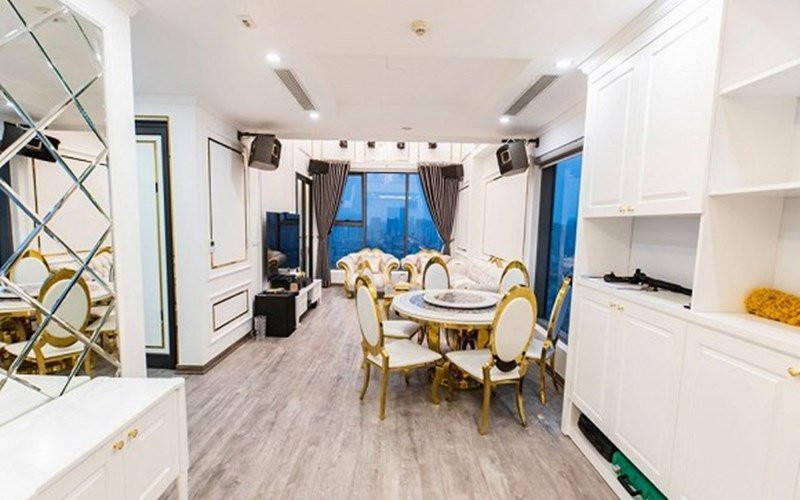 Phòng ăn nối liền với 1 chiếc bàn nhỏ nhìn ra ngoài ban công, phía ngoài là cửa lùa bằng kính nhìn ra ban công.