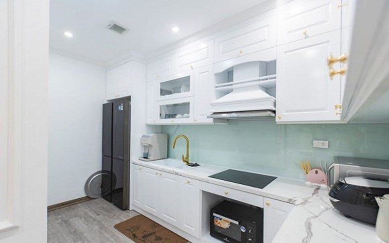 Phòng bếp sạch sẽ, tiện nghi. Nhà tắm sang trọng như trong khách sạn.