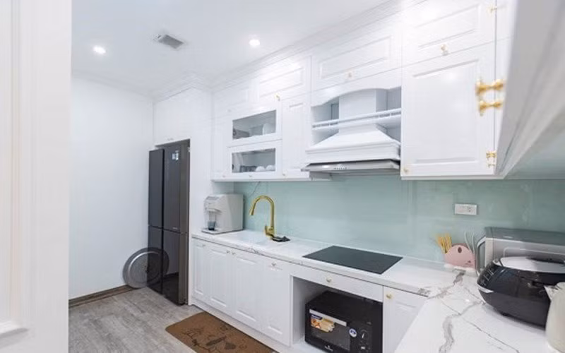 Phòng bếp sạch sẽ, tiện nghi. Nhà tắm sang trọng như trong khách sạn.