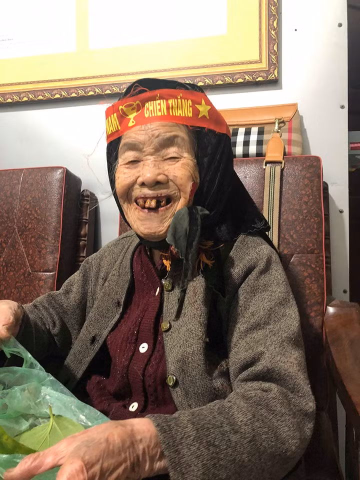 Nghi dich cac chau ru ba noi 90 tuoi choi co ca ngua, ai ngo gap 