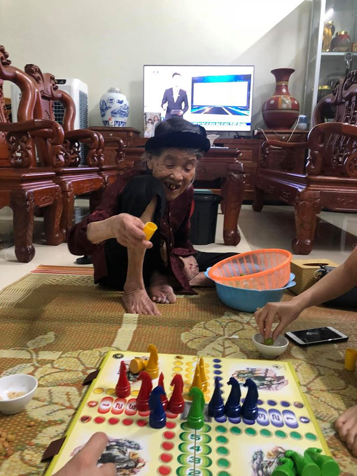 Nghi dich cac chau ru ba noi 90 tuoi choi co ca ngua, ai ngo gap 