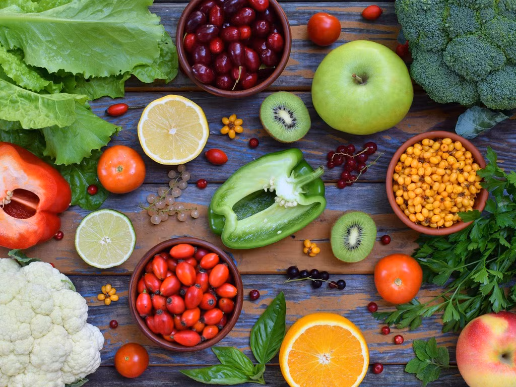 Vitamin C là một loại chất quan trọng, giúp cơ thể tăng cường hệ thống miễn dịch, đặc biệt khi bạn bị ốm. Tuy có thể nạp các chất dinh dưỡng như vitamin C bằng nhiều cách song hiệu quả nhất là từ các loại thực phẩm. Một số loại trái cây chứa nhiều vitamin C phải kể đến dâu tây, cà chua và các loại trái có múi. Ảnh: 123RF.