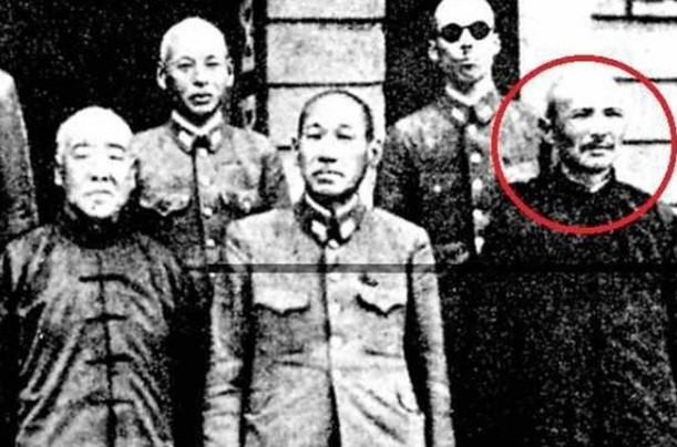 Vi sao mo tac trom chau bau con dap gay rang Hoang de Can Long?