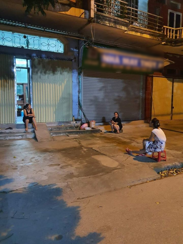 Cứ cách xa nhau cho an toàn, rồi muốn nói gì thì nói to một chút là ai cũng nghe được!