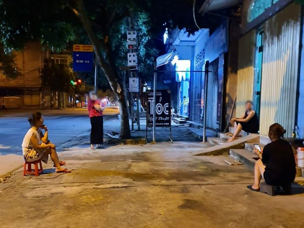 Mùa dịch có muốn ngồi tám chuyện cũng phải cách xa vài mét cho an toàn.