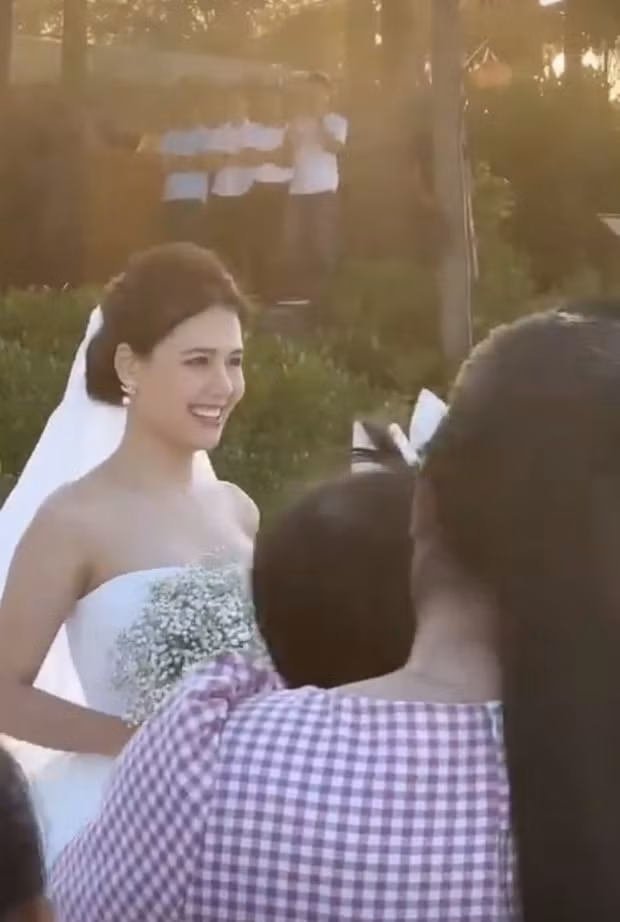 Theo thông tin trên thiệp cưới, chồng Phanh Lee tên là Nguyễn Thành Nam, sinh năm 1986. Chú rể đang đảm nhận vai trò tổng giám đốc một công ty xây dựng và là chủ đầu tư của khu phức hợp nghỉ dưỡng nổi tiếng tại Đà Nẵng.