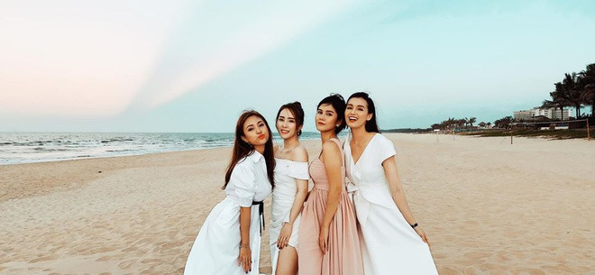 Nhóm bạn bè, đồng nghiệp thân của cô dâu đáp chuyến bay từ Hà Nội đến Đà Nẵng dự cưới gồm Huyền Lizzie, Thu Hoài, Quỳnh Nga, Vân Hugo, Lã Thanh Huyền, Việt Anh, MC Thái Dũng... Trừ dàn phù dâu, khách mời đều mặc trang phục theo dress-code trắng, toát lên vẻ thanh lịch, sang trọng.