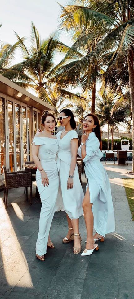 Đám cưới được tổ chức trên bờ biển, sân khấu được trang trí bằng rất nhiều hoa tươi đắt tiền, không gian được ví như bước ra từ truyện cổ tích.