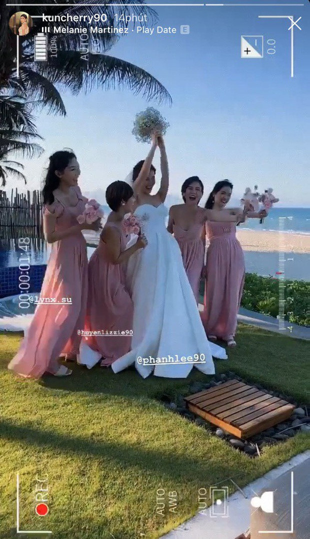 Ngoài ra, cặp uyên ương không nhận tiền mừng và tặng mỗi khách mời 4 ngày nghỉ dưỡng tại resort hạng sang ở ven biển.