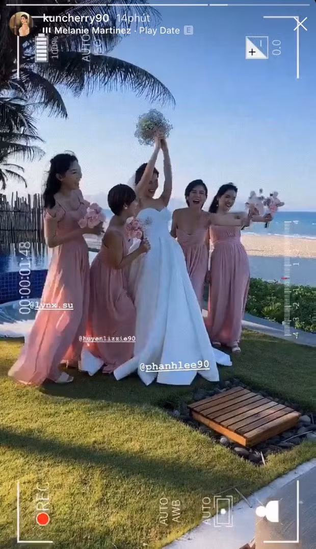 Ngoài ra, cặp uyên ương không nhận tiền mừng và tặng mỗi khách mời 4 ngày nghỉ dưỡng tại resort hạng sang ở ven biển.