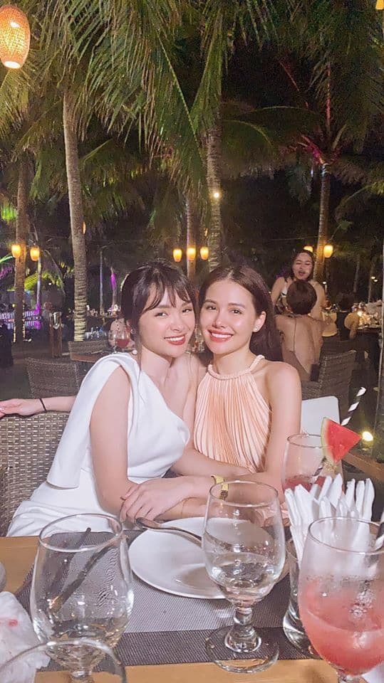 Ngay trong ngày tổ chức lễ cưới, một số trang mạng đăng tải thông tin cho rằng ông xã của nữ diễn viên từng kết hôn. Cô đã lên tiếng bác bỏ ngay sau đó.