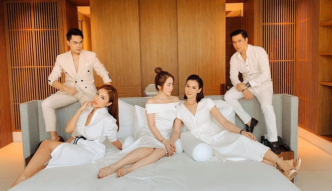 Trên trang cá nhân, bạn bè thân thiết của Phanh Lee liên tục chia sẻ ảnh chụp trong khu resort cao cấp của gia đình chú rể. Nhóm bạn cũng gửi lời chúc mừng Phanh Lee, bày tỏ sự vui mừng khi cô tìm được bến đỗ cuộc đời.