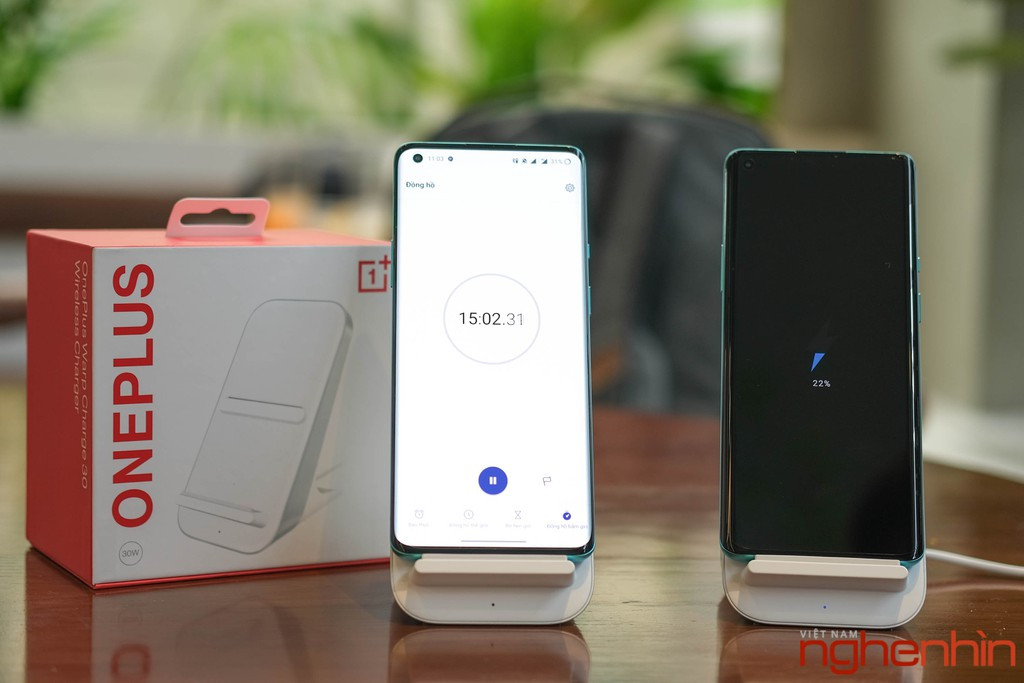 Trải nghiệm thực tế thì cục sạc này chỉ cần 15 phút đã có thể cung cấp được 22% pin cho chiếc OnePlus 8 Pro, như vậy nếu trong khoảng 30 phút người dùng đã có tới ~50% pin điện thoại. Đây là một công nghệ sạc nhanh không dây rất ấn tượng được trang bị trên sản phẩm cao cấp của hãng.