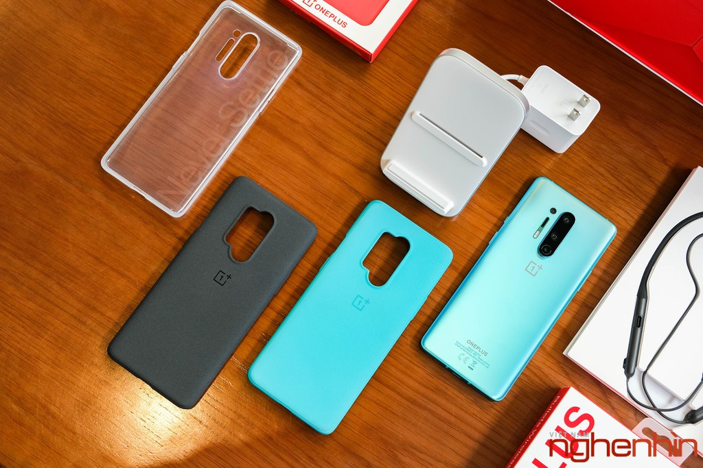 Bộ quà tặng kèm OnePlus 8 Pro 5G chính hãng bao gồm 1 tai nghe Bullets Wireless Z, 2 ốp lưng cao cấp cùng đế sạc không dây hỗ trợ sạc nhanh 30W cho sản phẩm.