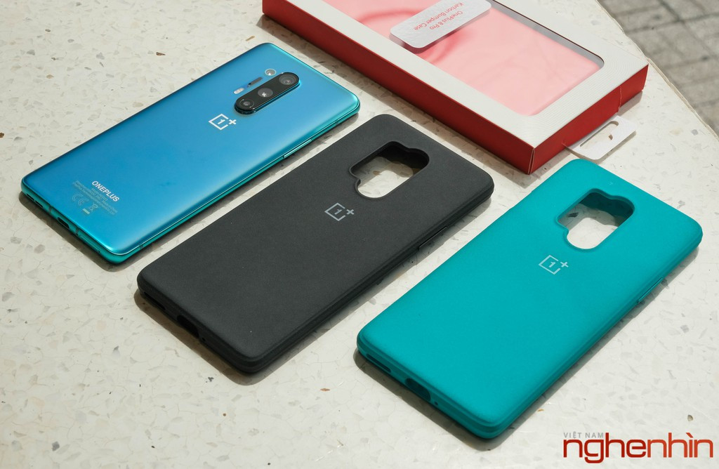 Với quà tặng 2 ốp lưng cùng 2 màu khác nhau, người dùng sẽ có thể thoả sức thay đổi màu sắc theo sở thích mà cần phải đi tìm mua ốp bên ngoài.