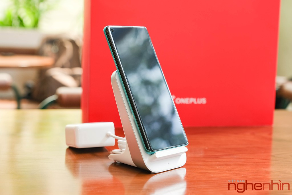 Món quà cuối cùng là sạc nhanh không dây 30W dành cho OnePlus 8 Pro, đây là sạc nhanh công nghệ độc quyền của OnePlus và nó cho khả năng sạc rất ấn tượng.