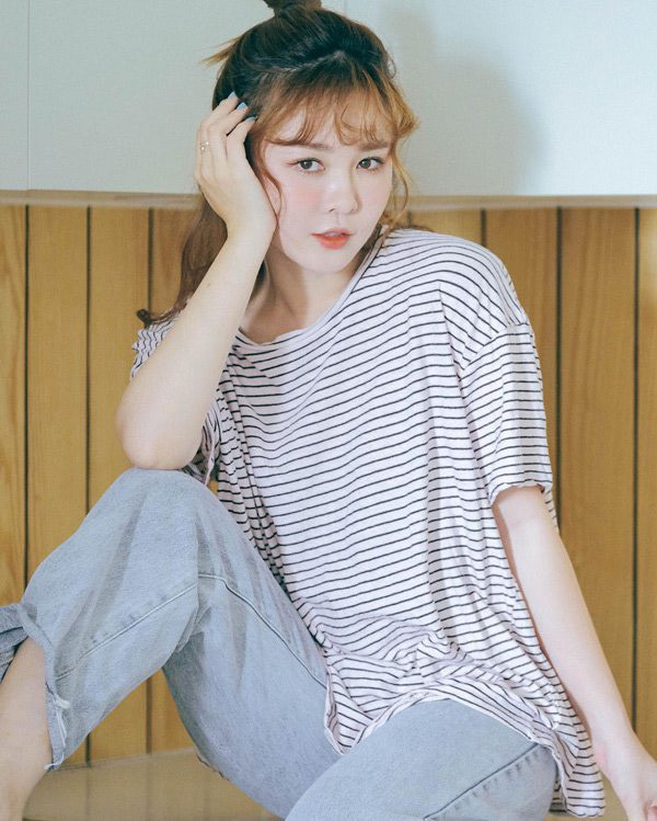 Ở nhà mùa dịch, hotgirl Richi Sachi tranh thủ làm bộ ảnh sương sương khoe nhan sắc ngọt ngào cùng kiểu tóc mái lựa thưa được uốn xoăn xinh xắn.