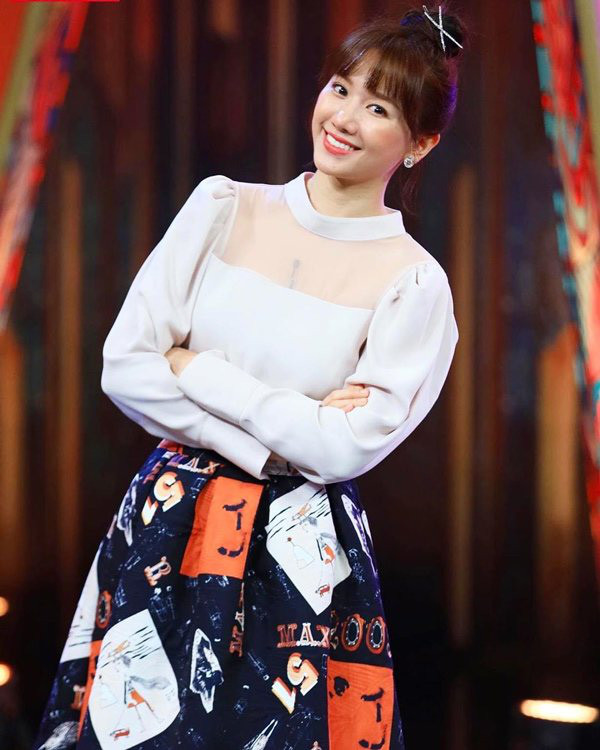 Nhắc đến tóc mái ngố không thể bỏ qua bà xã Trấn Thành được, Hari Won ở nhà nghỉ trốn dịch vẫn không quên khoe nhan sắc rực rỡ ở tuổi 35 với kiểu tóc mái ăn gian tuổi tác này.