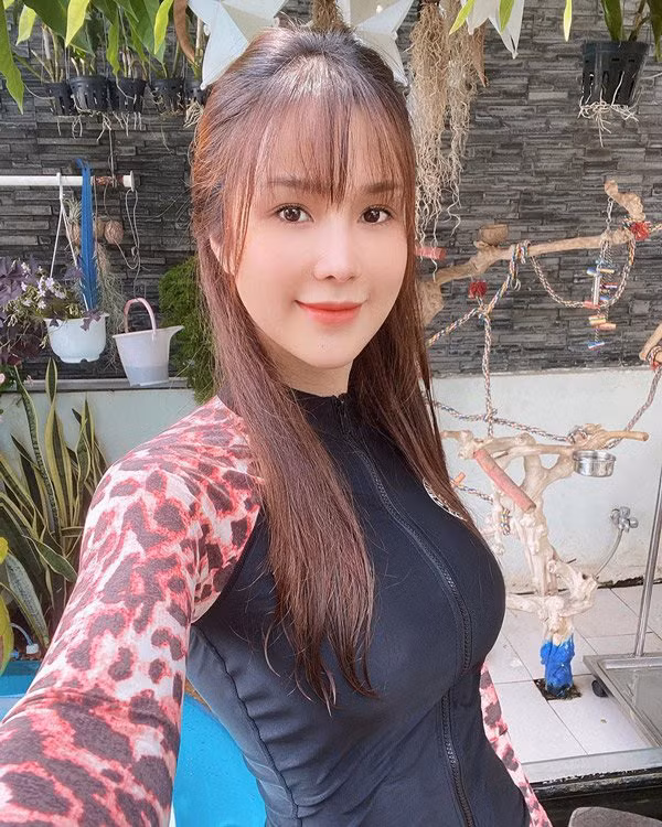 Bà mẹ 2 con Diệp Lâm Anh ở nhà chăm con nhỏ mùa dịch, không hề xuề xoà mà ghi điểm tuyệt đối với kiểu tóc mái ngang Hàn Quốc có khả năng trẻ hoá này.