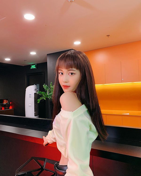 Giọng ca đến từ Hàn Quốc Han Sara cũng gây thương nhớ với mái tóc đen tự nhiên và phần mái cắt ngắn biến gương mặt trở nên tròn trịa dễ thương hơn rất nhiều. Dịch bệnh nên những hair salon, tiệm cắt tóc đều buộc phải đóng cửa. Nên thời điểm này ai muốn ra ngoài để làm mới cho phần tóc mái của mình như những người đẹp Việt trên đây quả thật là khó khăn. Vậy sao không thử tham khảo cách "tự xử" tóc mái tại nhà chuẩn chỉnh dưới đây