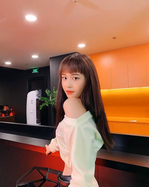 Giọng ca đến từ Hàn Quốc Han Sara cũng gây thương nhớ với mái tóc đen tự nhiên và phần mái cắt ngắn biến gương mặt trở nên tròn trịa dễ thương hơn rất nhiều. Dịch bệnh nên những hair salon, tiệm cắt tóc đều buộc phải đóng cửa. Nên thời điểm này ai muốn ra ngoài để làm mới cho phần tóc mái của mình như những người đẹp Việt trên đây quả thật là khó khăn. Vậy sao không thử tham khảo cách "tự xử" tóc mái tại nhà chuẩn chỉnh dưới đây