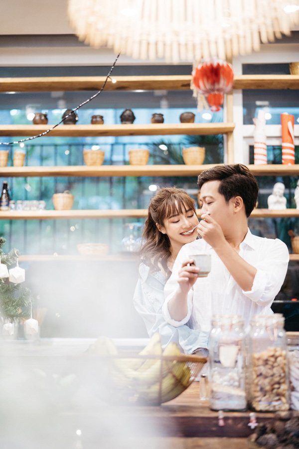 Nhã Phương tả tơi khi thức đêm chăm con mọn vẫn đăng hình tình tứ cùng chồng như thuở mới yêu. Và nữ viên viên Thanh xuân khoe sắc với tóc mái ngố đang rất được nhiều người yêu thích.