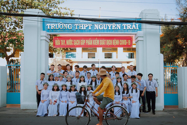 Những bộ ảnh kỷ yếu lưu giữ khoảnh khắc tinh nghịch, dễ thương của tuổi học trò được các bạn đầu tư hết sức công phu, chu đáo, từng shoot hình đều được nắn nót, thậm chí có những lúc phải chụp đi chụp lại đến cả chục lần mới ưng. Thế nhưng những bức hình dày công tạo dáng ấy đôi khi lại xảy ra tình huống dở khóc dở cười như thế này.