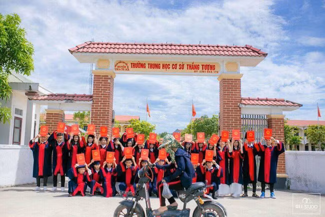 Khi cả lớp đã vào vị trí sẵn sàng để chụp bức ảnh tập thể sau 12 năm học chung với nhau, thì bỗng đâu 1 chú chó xuất hiện chiếm hết sport light. Chắc hẳn cả lớp lại phải sắp xếp để tạo dáng lại lần nữa, nhưng đây hẳn là một kỷ niệm khó quên của tập thể lớp này mỗi khi mang ảnh ra ngắm.