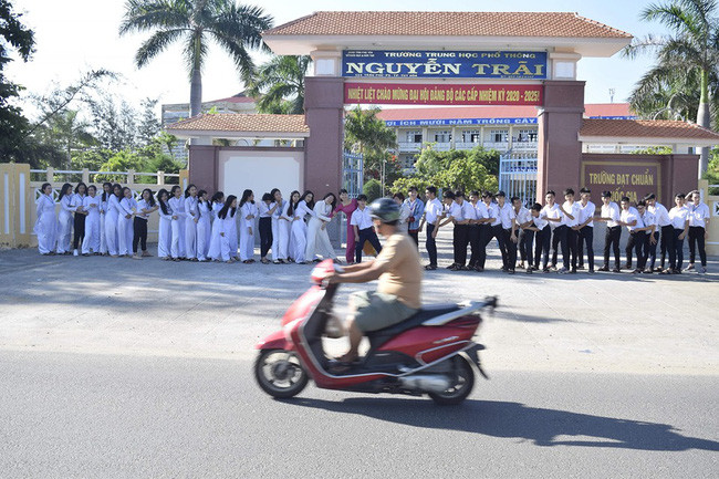 Ngay sau khi bức ảnh được đăng tải, cộng đồng mạng tương tác rần rần, nhiều người tỏ ra thích thú trước sự hài hước khó đỡ của tấm hình. Nhiều bạn còn tranh thủ khoe luôn những tấm hình khó đỡ không kém của lớp mình khi chụp ảnh kỷ yếu.