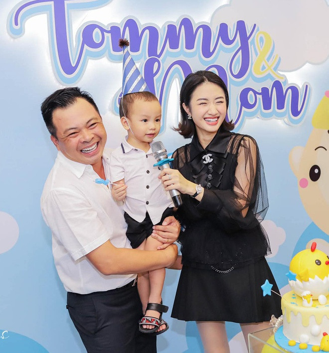 Trở thành mẹ "bỉm sữa" ở tuổi 23 song 9X không tỏ ra nuối tiếc. Cô cho biết: "Chúng ta ai cũng vậy, phải chấp nhận được cái nọ, sẽ mất cái kia. Đó là chuyện bình thường trong cuộc sống. Mình đã quyết định thì mình không ân hận. Đó là quyết định đúng đắn nhất trong thời điểm đó".