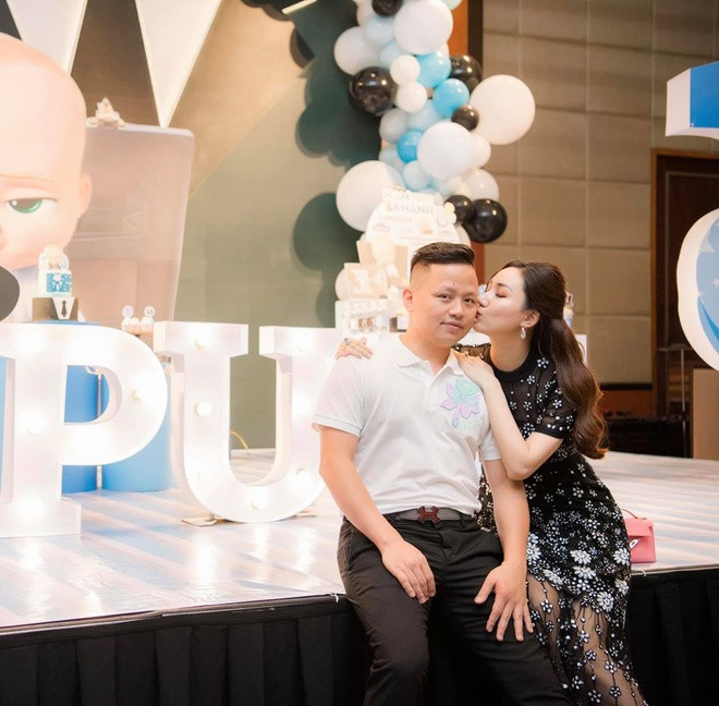 Á hậu tiết lộ ông xã là người chiều vợ, thường xuyên mua hàng hiệu tặng cô trong những dịp đặc biệt.