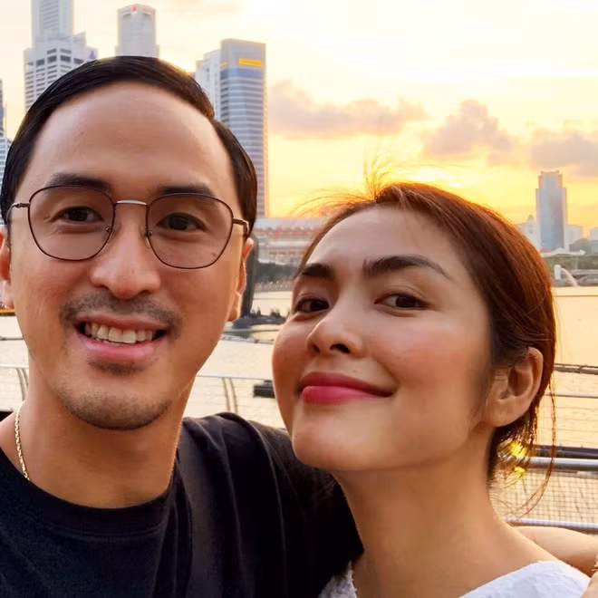 Trải qua hơn 10 năm, chuyện tình của Hà Tăng và ông xã được công chúng ngưỡng mộ vì sự giản dị, gắn bó bền chặt theo thời gian. Doanh nhân 37 tuổi được tiết lộ là người chu đáo, luôn biết cách quan tâm vợ. Anh chăm chỉ thể hiện tình cảm với Hà Tăng trên mạng xã hội.