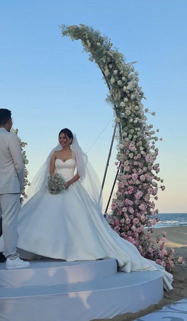 Trước ngày cưới, một số trang mạng đăng tải thông tin cho rằng ông xã của nữ diễn viên từng kết hôn. Phanh Lee đã lên tiếng bác bỏ ngay sau đó. "Chúng em đều là những người cưới lần đầu, nên đều háo hức và chờ đợi ngày hôm nay", cô khẳng định.