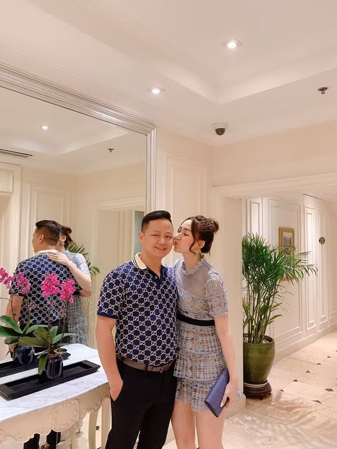 5 tháng sau lễ cưới xa hoa, người đẹp Hà thành hạ sinh con gái đầu lòng cho ông xã đại gia.