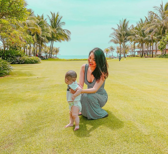 Sau khi lấy chồng, Hoa khôi Áo dài hạn chế tham gia hoạt động showbiz. Cô dành nhiều thời gian làm kinh doanh, đi du lịch, học nấu ăn và chăm sóc gia đình. Lan Khuê sinh con đầu lòng vào tháng 11/2019. 3 tuần sau sinh em bé, người đẹp nhanh chóng lấy lại sắc vóc và vẻ ngoài rạng rỡ.