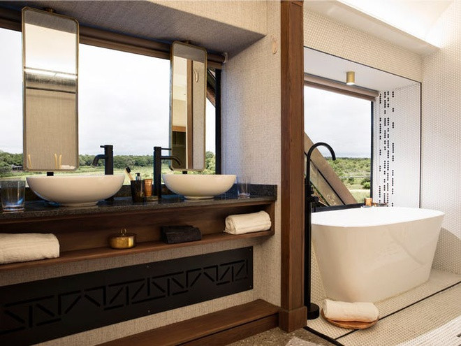 Các ô cửa sổ cỡ lớn được trang bị khắp căn phòng để thuận tiện cho du khách đắm mình vào cảnh sắc thiên nhiên.