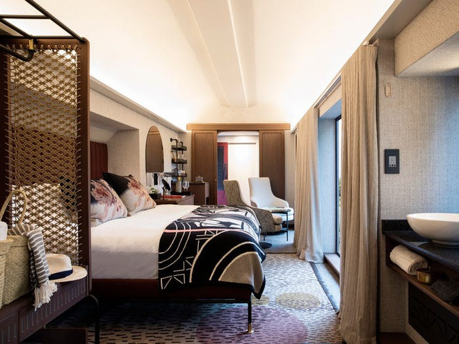 Các phòng đôi nằm trên cầu đường ray có giá 485 USD mỗi người cho mỗi đêm. Độ tuổi tối thiểu để ở lưu trú tại đây là 12.