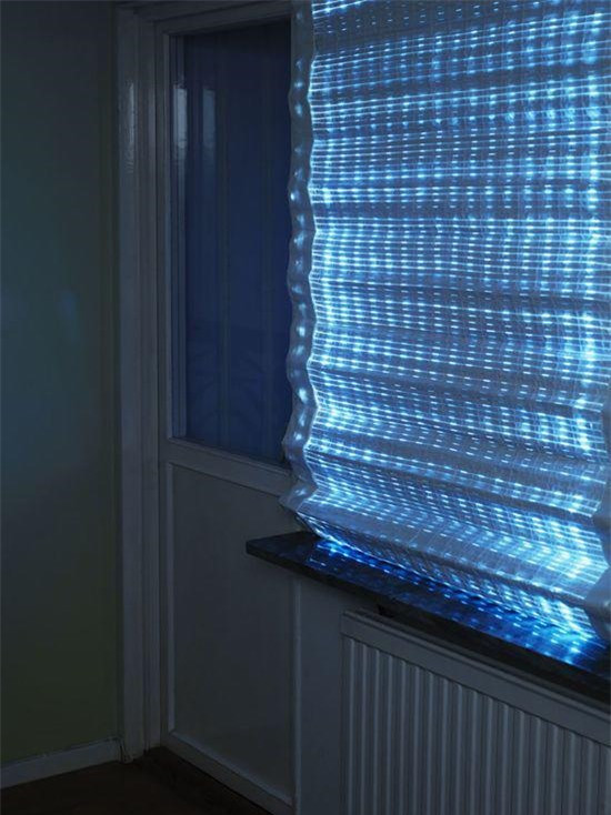 Tuy nhiên ban đêm, rèm cửa phải được đóng lại vì người ta cho rằng bóng đêm mang đến sự u ám, không may mắn, phá hỏng vượng khí trong nhà.