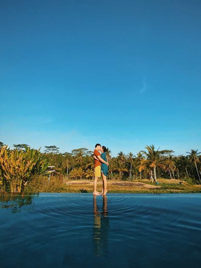 Tuy nhiên, có vẻ như đã chán “nửa úp nửa mở”, mới đây, trên story Instagram, Hà Trúc đã công khai thẳng thắn chuyện yêu đương của cả hai. Cụ thể, khi được fan hỏi: Sao chị không post hình với người yêu chị?, cô nàng đã chia sẻ hình ảnh tình tứ với Quang Đạt để thay cho câu trả lời bằng chữ. Vậy là sau một thời gian để người hâm mộ “đoán già đoán non”, cặp đôi Quang Đạt - Hà Trúc đã chịu thừa nhận rồi đây!