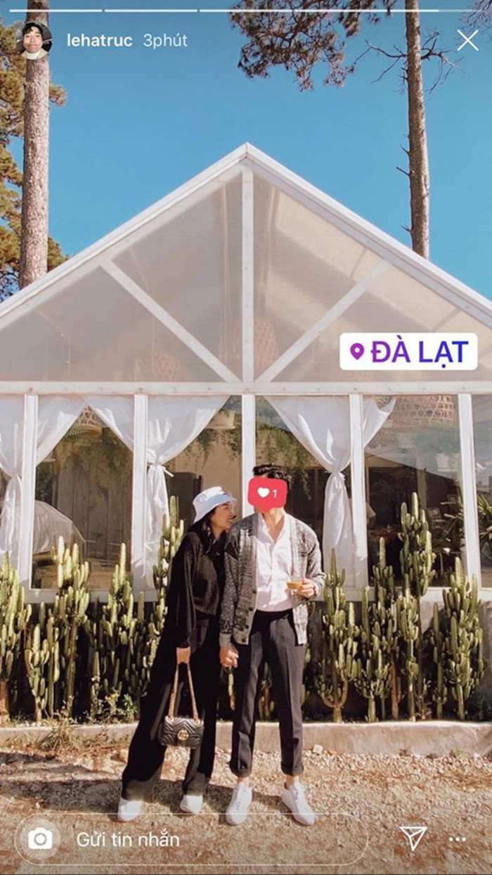 Cả hai luôn khéo léo che gương mặt của đối phương.