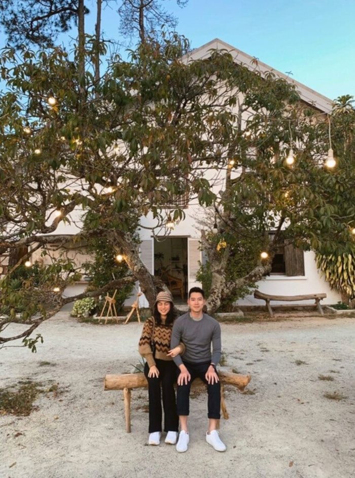 Thế nhưng, mất công che làm gì khi nhìn ngoại hình và cảnh vật xung quanh, ai nấy đều đoán ra đó chính là Quang Đạt (hoặc Hà Trúc) cơ chứ!