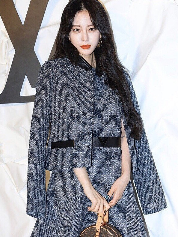 Danh tiếng từ việc đóng phim mang lại cho Han Ye Seul nhiều hợp đồng. Ngoài được mệnh danh là đại gia showbiz, cô còn là tay chơi hàng hiệu đích thực. Việc mỹ nhân Tazza xuất hiện với những set đồ hiệu trị giá nghìn USD là điều bình thường. Thương hiệu yêu thích của cô là Louis Vuitton, Fendi...