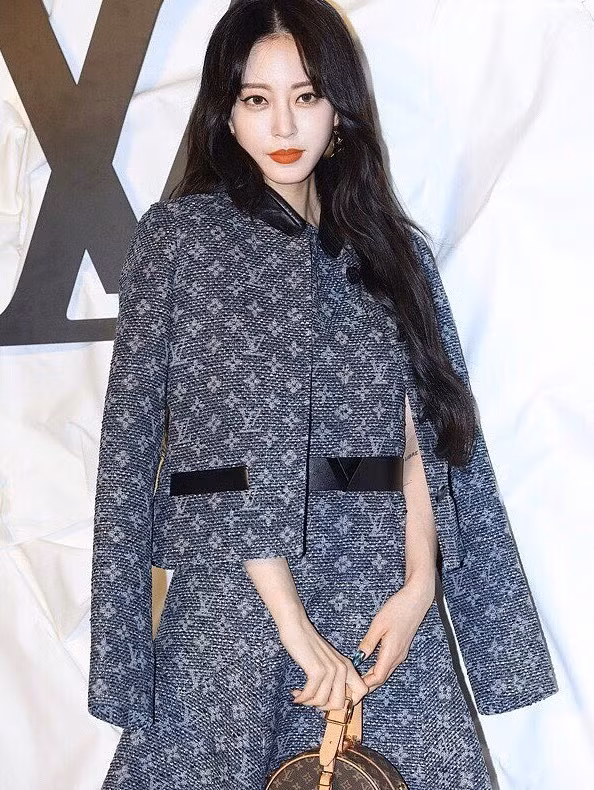 Danh tiếng từ việc đóng phim mang lại cho Han Ye Seul nhiều hợp đồng. Ngoài được mệnh danh là đại gia showbiz, cô còn là tay chơi hàng hiệu đích thực. Việc mỹ nhân Tazza xuất hiện với những set đồ hiệu trị giá nghìn USD là điều bình thường. Thương hiệu yêu thích của cô là Louis Vuitton, Fendi...