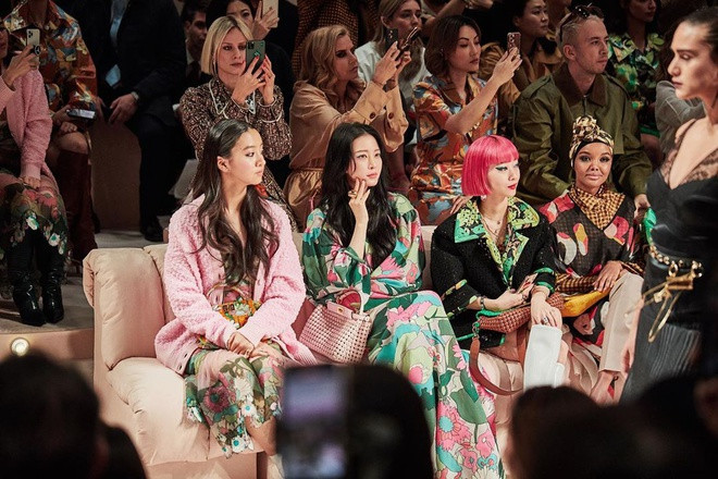 Giữa tháng 2, mỹ nhân Cặp đôi kỳ lạ tham dự Tuần lễ thời trang Milan. Cô và một số nghệ sĩ như Song Hye Kyo, Park Min Young, IU... đều được cho là không có biện pháp phòng hộ trước dịch bệnh Covid-19 đang bùng phát tại Italy.