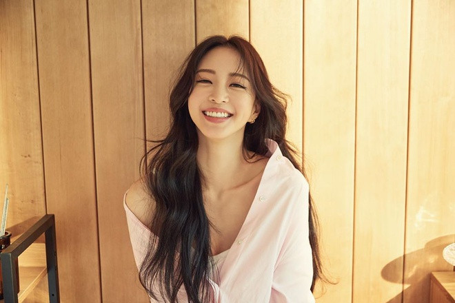 Sau nhiều năm sống trong showbiz, diễn viên Han Ye Seul vẫn giữ được vẻ trẻ trung như thiếu nữ đôi mươi. Thậm chí, nhiều người còn cho rằng cô trông xinh đẹp hơn thuở mới nổi tiếng. Trả lời phỏng vấn của Nylon, cô không dám tự nhận mình là người đáng yêu. "Tôi chỉ là cô gái bình thường giống mọi người. Bản thân tôi có được ngày hôm nay là nhờ khán giả chiếu cố", Ye Seul nói.